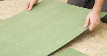 Floating floors installation in high-rises reduces impact noise with acoustic underlays, improving comfort and meeting building standards.