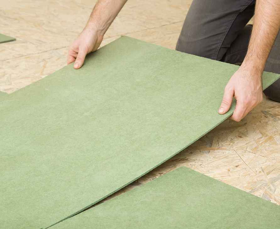 Floating floors installation in high-rises reduces impact noise with acoustic underlays, improving comfort and meeting building standards.